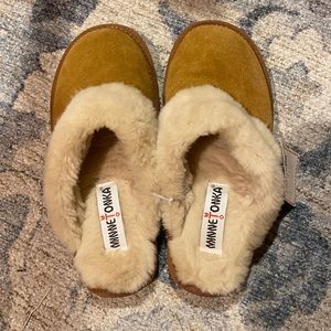 NWT Minnetonka Suede Shawna Cozy Slippers